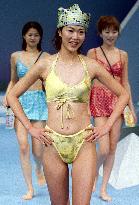 Models show off new swimsuits for summer of 2000